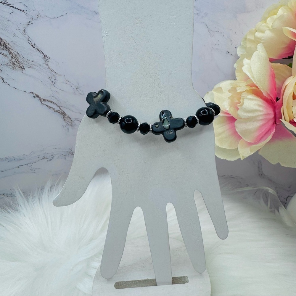 Floral Shaped Stone Beaded Bracelet in Black